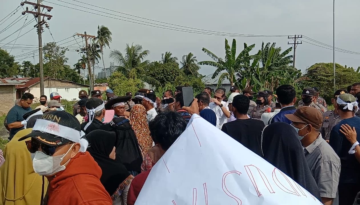 Teks fhoto: bosan janji-janji manis dan dibohongi lagi" ratusan masyarakat Desa Kuala Tanjung Kecamatan Sei Suka Kabupaten Batu Bara Provinsi Sumatera Utara mendemo Kantor PT.Pelindo dan PT Prima Pengembang Kawasan (PPK) Senin (21/11-2022).beritasore/alirsyah