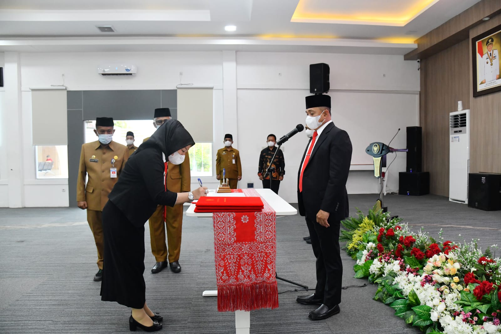 Teks fhoto: Bupati Batu Bara Ir.H Zahir M.AP resmi melantik Norma Deli Siregar sebagai Pj. Sekda Kabupaten Batu Bara di Aula Rumah Dinas Bupati Komplek Perumahan Inalum, Tanjung Gading, Kecamatan Sei Suka setelah Sakti Alam Siregar memasuki purnabakti Senin (21/11/2022).beritasore/alirsyah