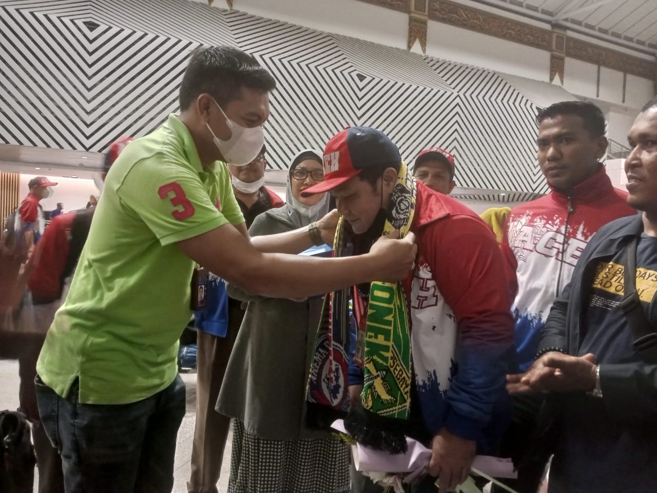 Tejs foto: Tim kontingen Porwanas PWI disambut panitia lokal, saat tiba di Bandara Juanda, Surabaya, Senin (21/11/22) malam. (Foto:T.Mansursyah)