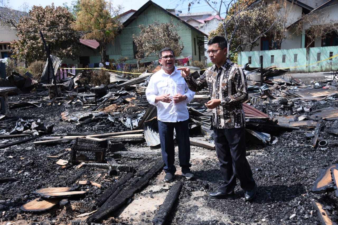 Teks foto: Ketua DPRK Banda Aceh Farid Nyak Umar bersama Wali Kota Banda Aceh Bakri Siddiq meninjau lokasi kebakaran di Gampong Lambhuk, Banda Aceh, Senin (21/11/22). (Foto: T.Mansursyah)