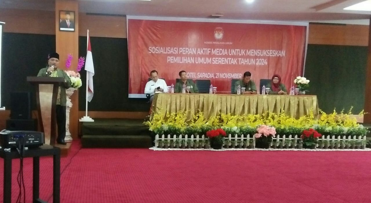 Teks Foto : Ketua KPU Paluta Ongku Syah Harahap Membuka Langsung Acara Sosialisasi.