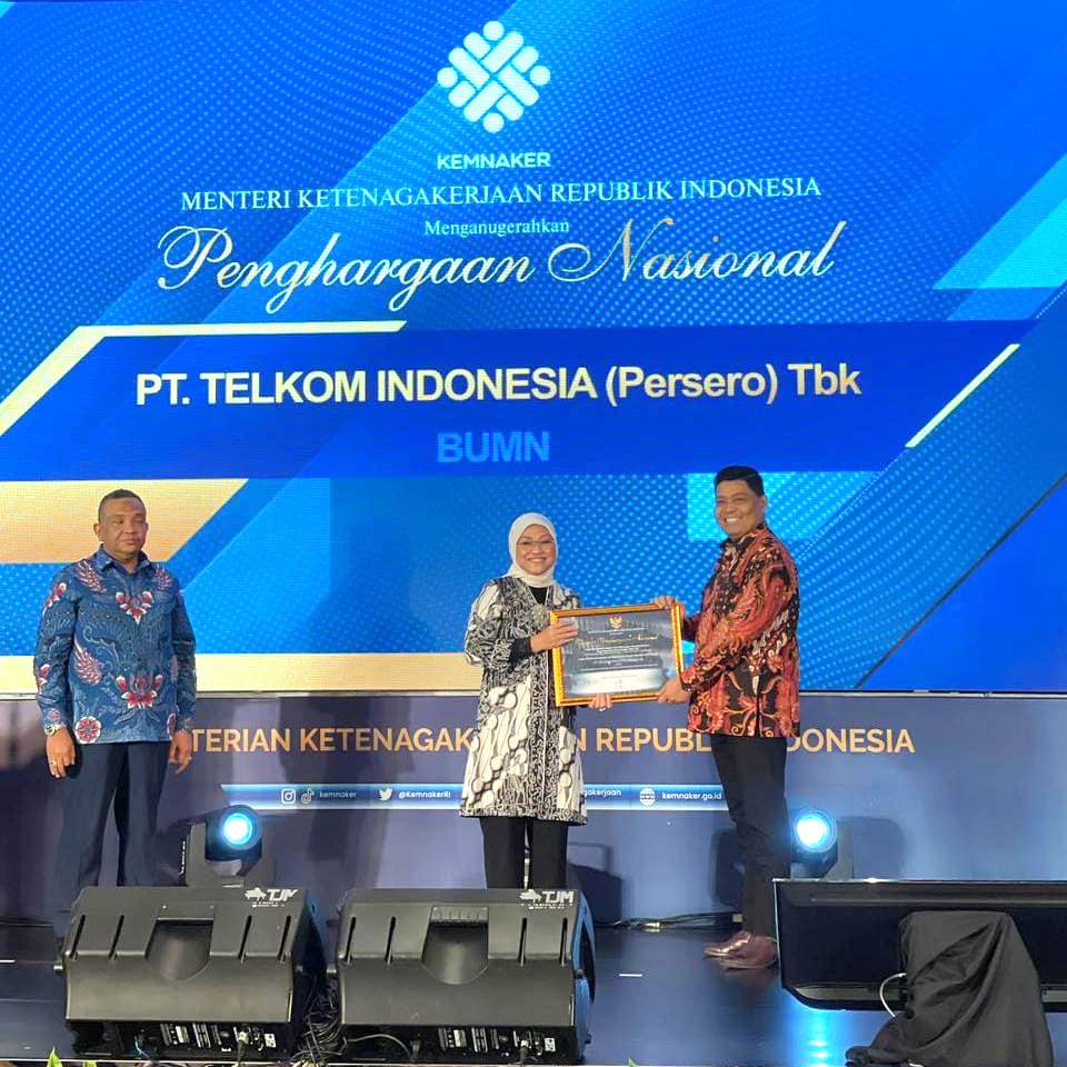 Berita Sore/ist Penghargaan Telkom sebagai BUMN yang mempekerjakan Tenaga Kerja Penyandang Disabilitas yang diserahkan oleh Menteri Ketenagakerjaan Republik Indonesia Ida Fauziyah (tengah) kepada Direktur Human Capital Management Telkom Afriwandi (paling kanan) di Aston Kartika Hotel & Conference, Jakarta Senin (21/11).