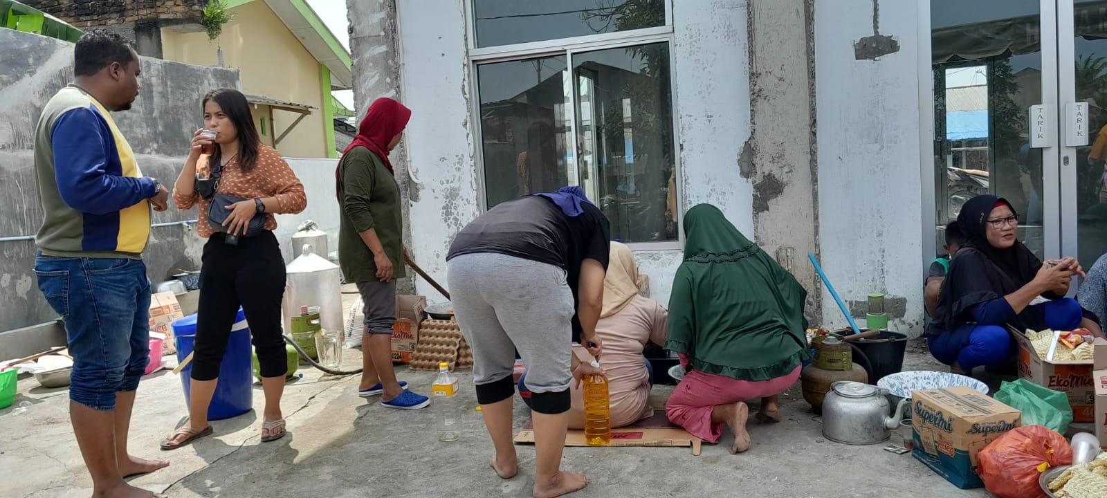 Berita Sore/Andi Aria Tirtayasa Direktur LBH Cakra Keadilan Helmax Alex Sebastian Tampubolon melihat kaum ibu memasak di dapur umum untuk kebutuhan warga korban banjir Komplek Perumahan TKBM Upaya Karya Pelabuhan Belawan Kelurahan Sei Mati Kecamatan Medan Labuhan, Selasa (22/11).