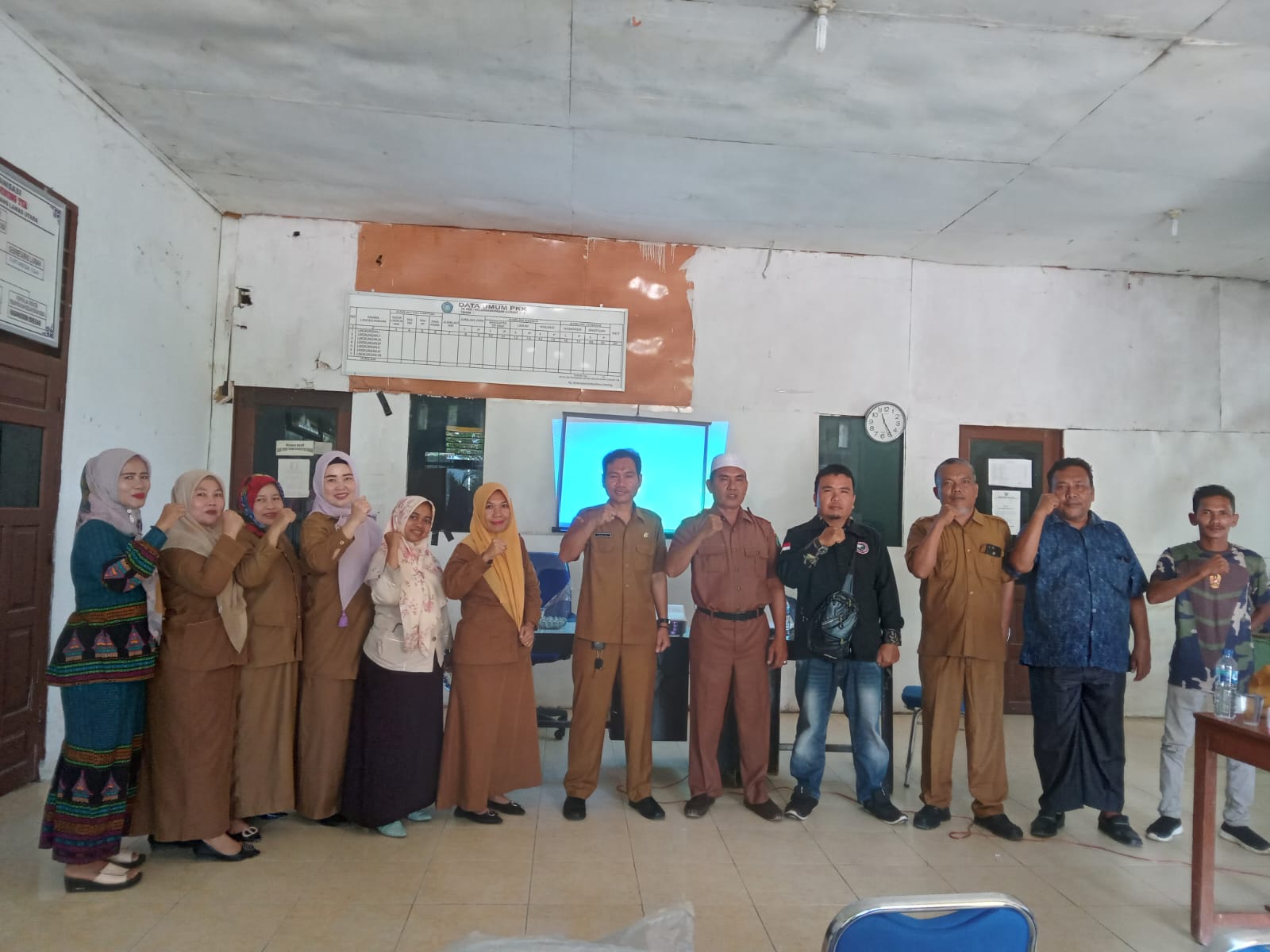 Teks Foto : Ir. Marlindo Harahap MT Paling Tengah,sebelahnya peci putih Sekretaris Lurah Pasar Gunung Tua Gusti Siregar S.sos,Asn,Masyarakat,Insan IJP dan Peserta Sosialisasi.