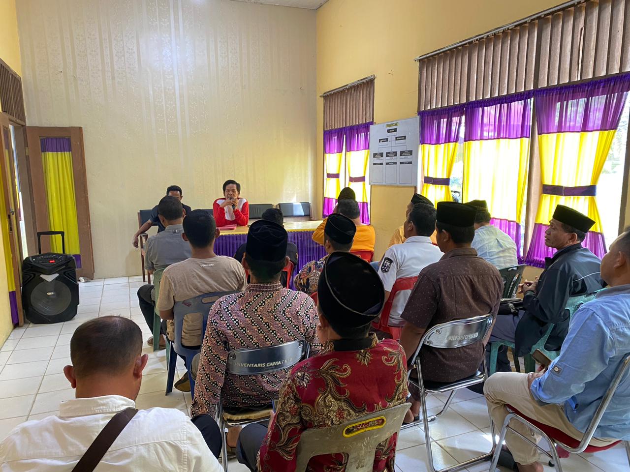 Rapat : Tampak Sekertaris Wilayah Kecamatan Ketambe M Ali Hanafiah,ST tengah memimpin rapat terkait Realisasi PAD sektor PBB pada Senin (21/11). Berita Sore/Husaini Amin
