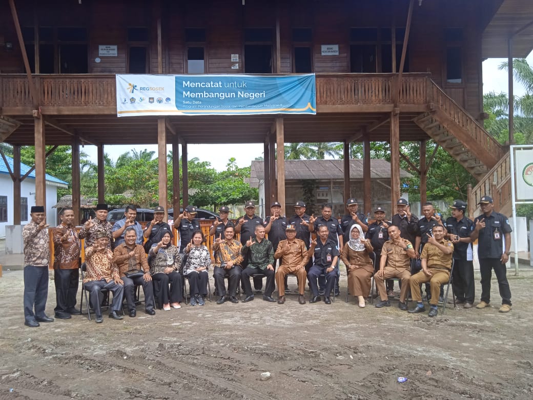Teks fhoto bersama: Kaban Kesbang Pol Batu Bara Azwar SP,Kakan Kesbang Pol Kabupaten Langkat Paisal Badawi S,Sos dan rombongan FKDM Kab.Batu Bara,Kab. Langkat beraudensi ke FKDM Batu Bara Selasa (22/11-2022).beritasore/alirsyah