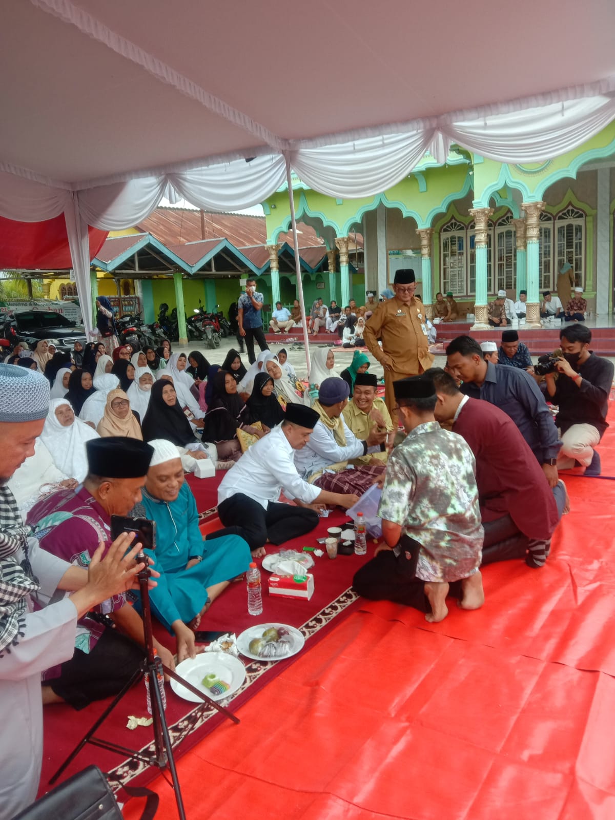 Teks fhoto: Bupati Batu Bara Ir.H.Zahir M.AP gelar pengajian bersama Majlis Ta'lim di Masjid Ar Rahman Kecamatan Talawi Selasa (22/11-2022).beritasore/alirsyah