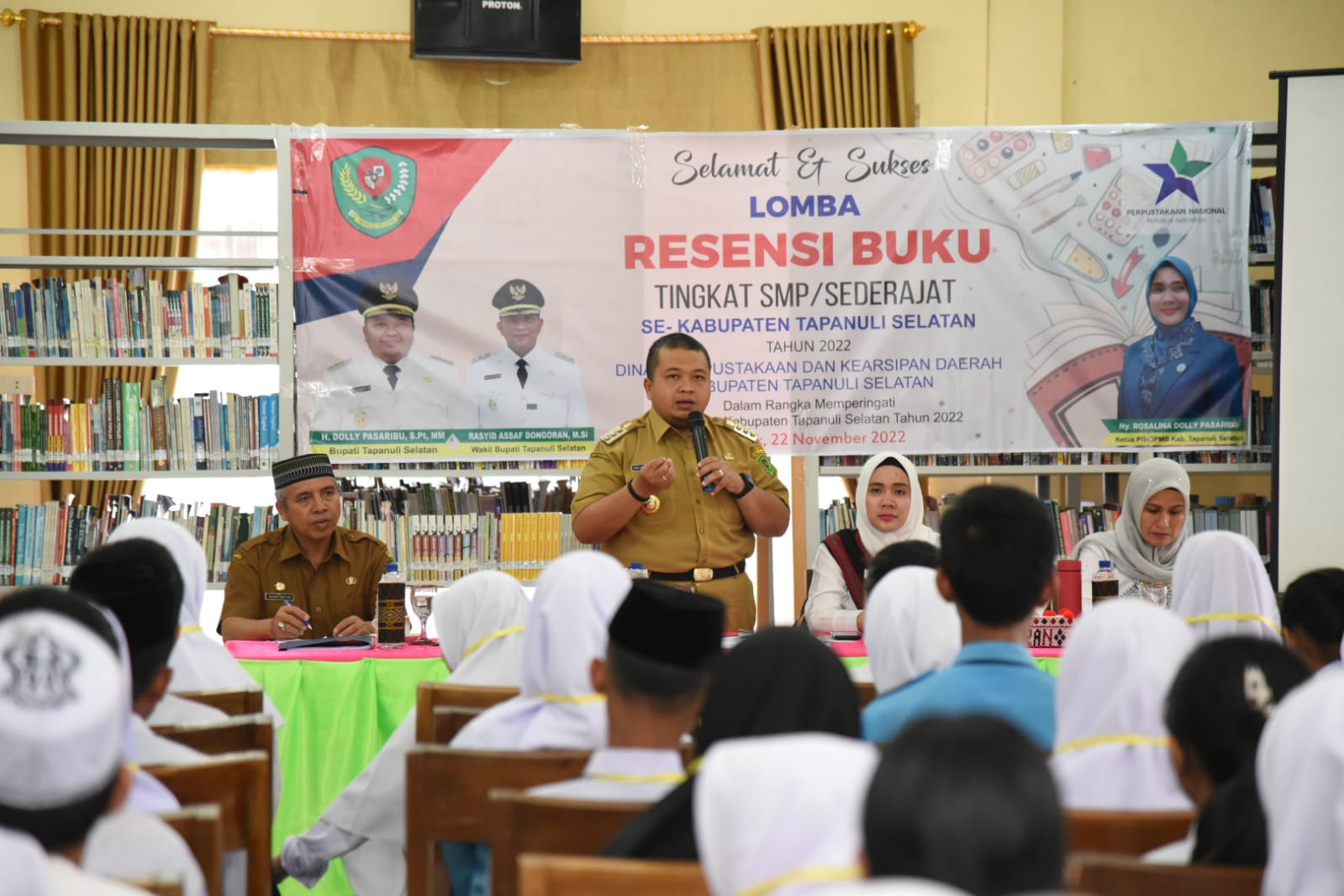 Berita Sore/Birong RT: Bupati Tapanuli Selatan (Tapsel) H Dolly Pasaribu saat menghadiri lomba resensi buku tingkat SMP di Perpustakaan Umum Daerah Profesor Lafran Pane, Desa Pangurabaan, Kecamatan Sipirok, Selasa (22/11).