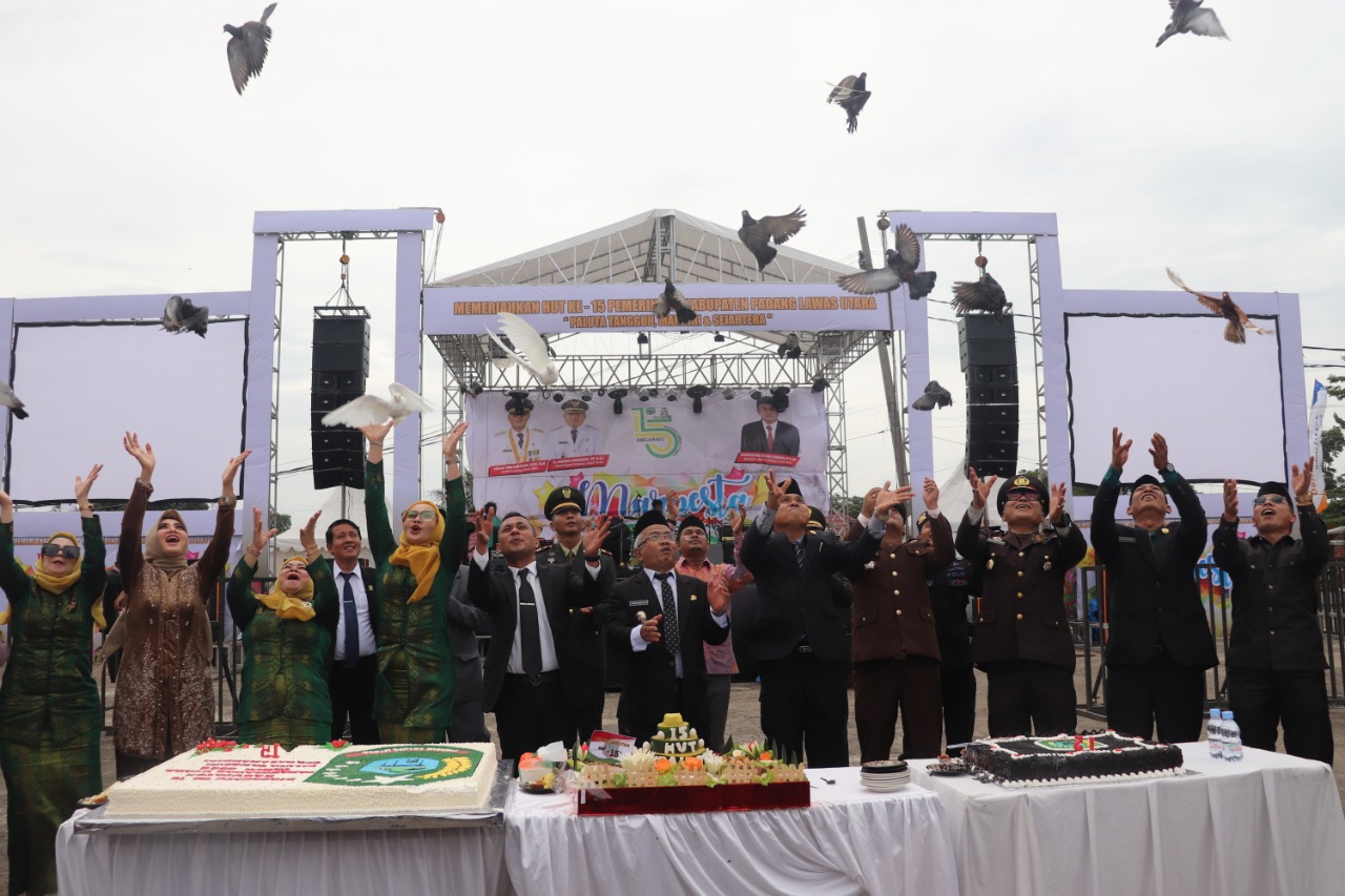 Teks Foto : Forkopimda Kabupaten Padang Lawas Utara Melepaskan Burung Merpati Tanda Kebebasan.