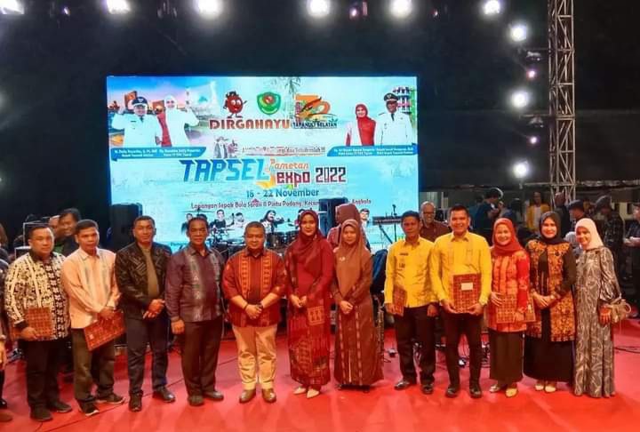 Berita Sore/Birong RT Bupati Tapanuli Selatan, Dolly Pasaribu saat menyerahkan penghargaan kepada pemenang lomba stand terbaik pada malam penutupan pameran pembangunan Tapsel Expo 2022 di lapangan Sarasi Dua Pintu Padang, Kecamatan Batang Angkola, Selasa (22/11) malam.