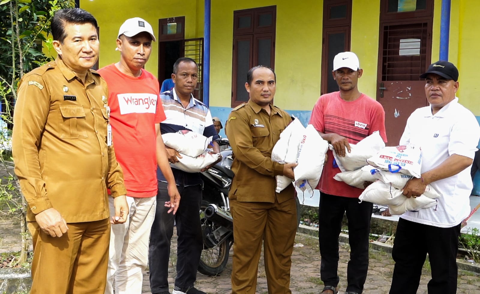 Teks fhoto Pemkab.Batu Bara dan Kadin Berbagi salurkan bantuan korban banjir di Desa Gambus Laut, Kecamatan Lima Puluh Pesisir Selasa (22/11/2022).beritasore/alirsyah