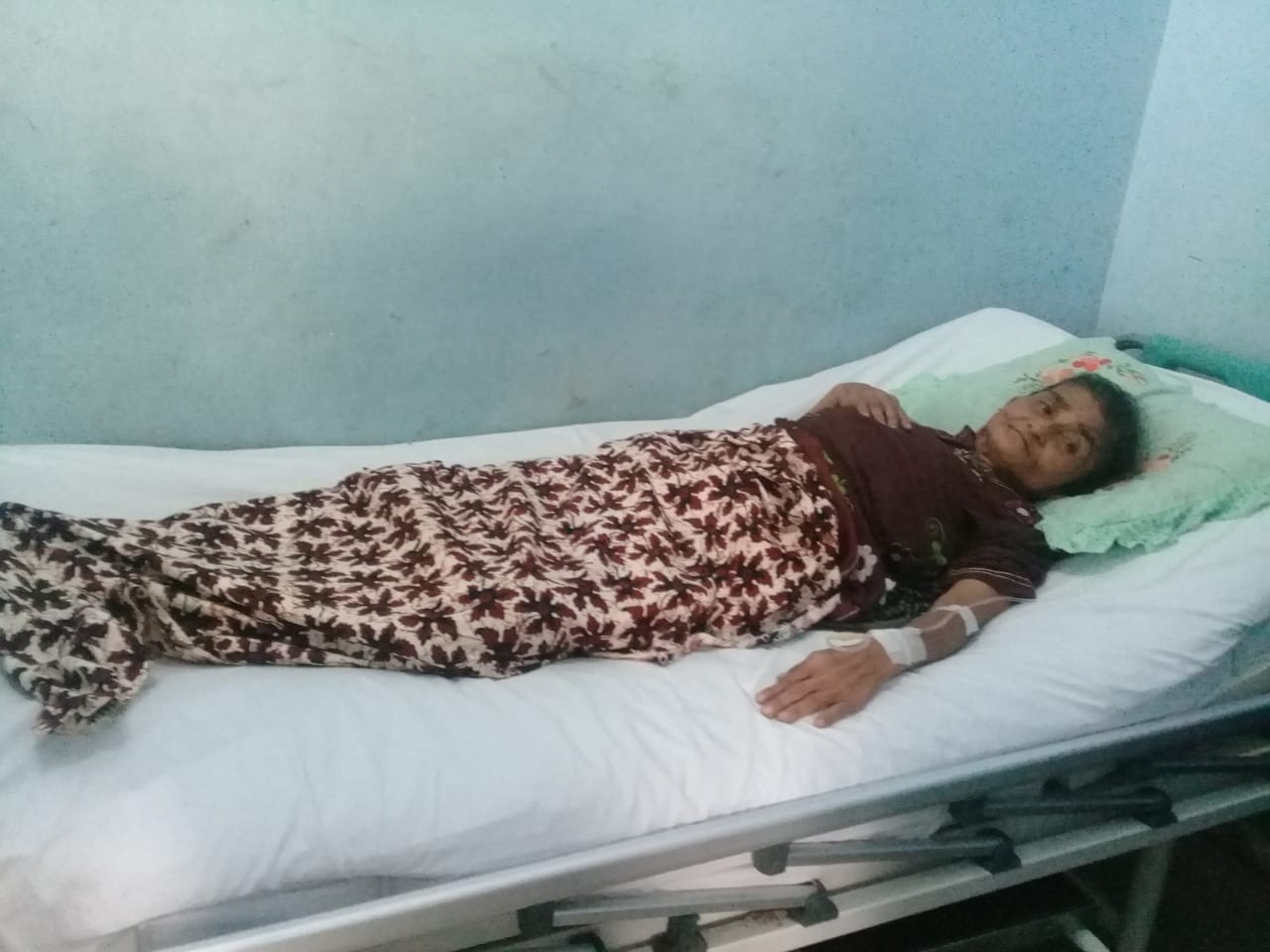 Teks foto Irham Hagabean Nasution: Nek Salemah Nasution, 53, dilarikan ke RSUD Panyabungan, setelah hampir sebulan tanpa pengobatan karena ketiadaan biaya.