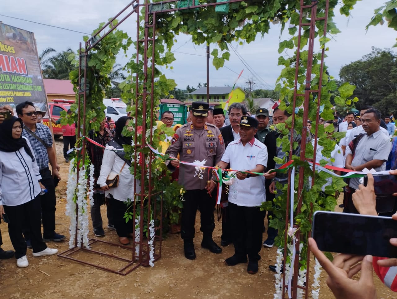 Keterangan Gambar: Plt Bupati Palas, drg Ahmad Zarnawi Pasaribu CHt MM MSi bersama pihak perusahaan PT SRL meresmikan jalan Tongku Mahkota Hasibuan sepanjang 23 kilometer di Huta Raja Tinggi. Rabu (23/11) (Berita/Ist)