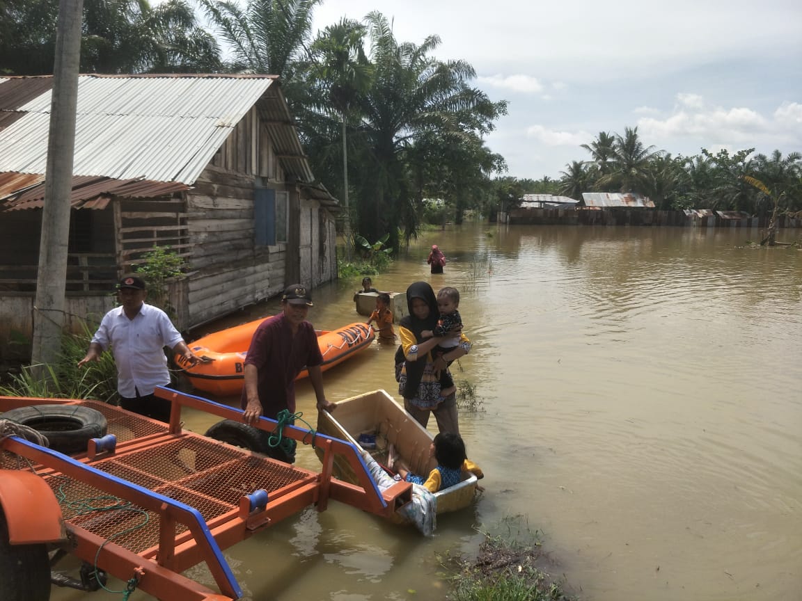 Teks Foto /Beritasore/Boy Aprizal Petugas BPBD Langkat dan warga saat di kok banjir di Dusun IV Desa Pelawi Selatan, Kec. Babalan, Langkat, Rabu(23/11/2022)