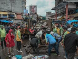 Wali Kota Sidempuan Pimpin Penertiban Jalan Thamrin, Angkut Sampah 75 Ton