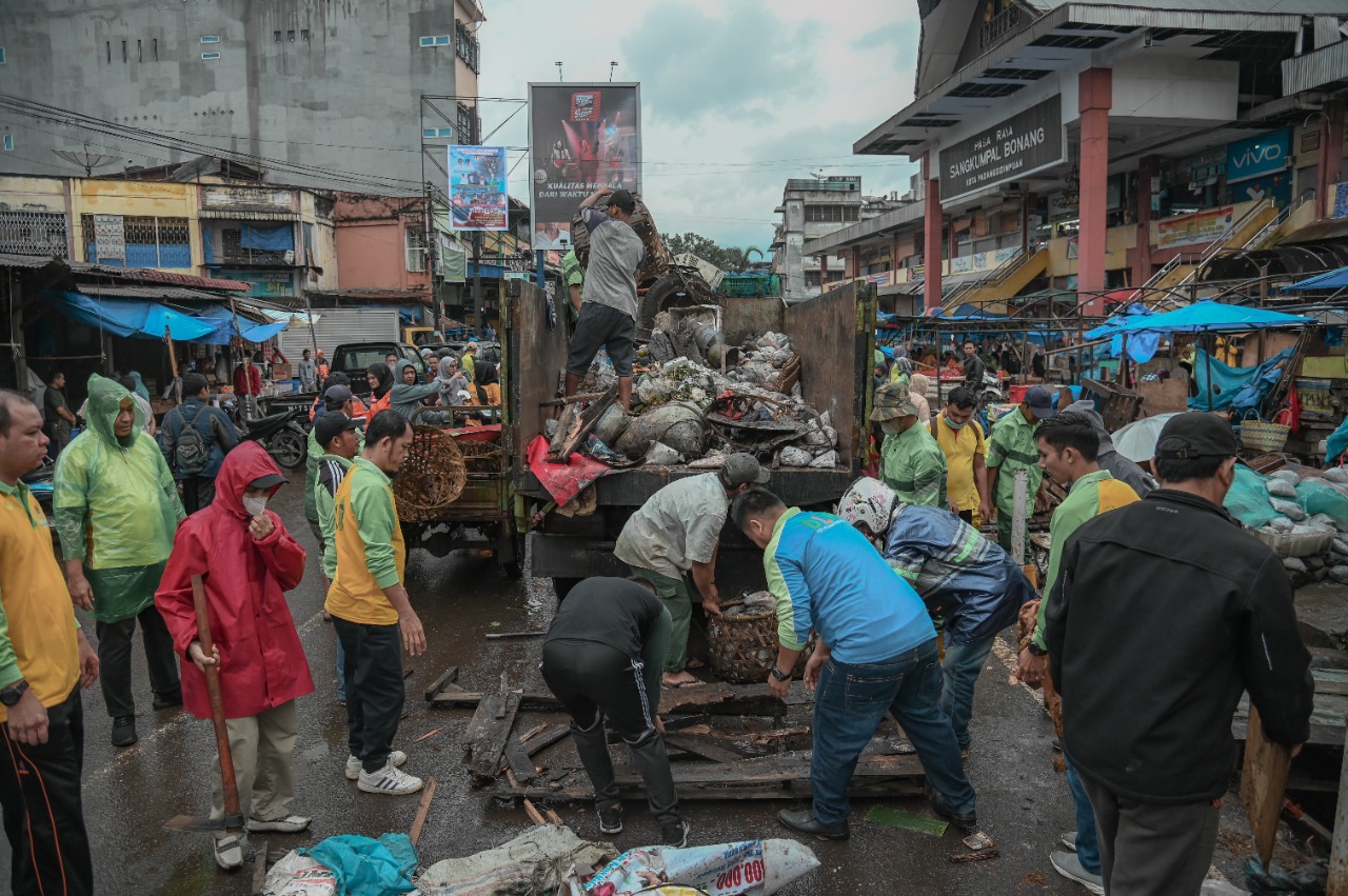 Wali Kota Sidempuan Irsan Efendi Nasution komandoi langsung penertiban Jalan Thamrin yang selama ini semraut, macat dan kumuh. (Waspada/Sukri Falah Harahap)