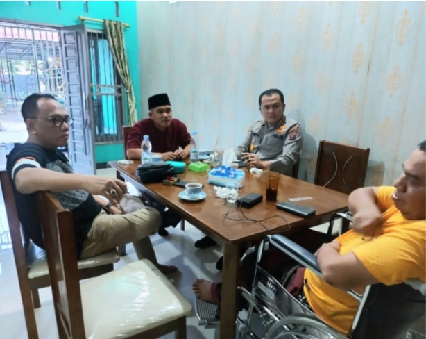 Teks fhoto Kapolres Belawan dan Politisi Senior PPP jenguk Ketum KSJ Saharuddin dan mendo'akan cepat sembuh.beritasore/alirsyah