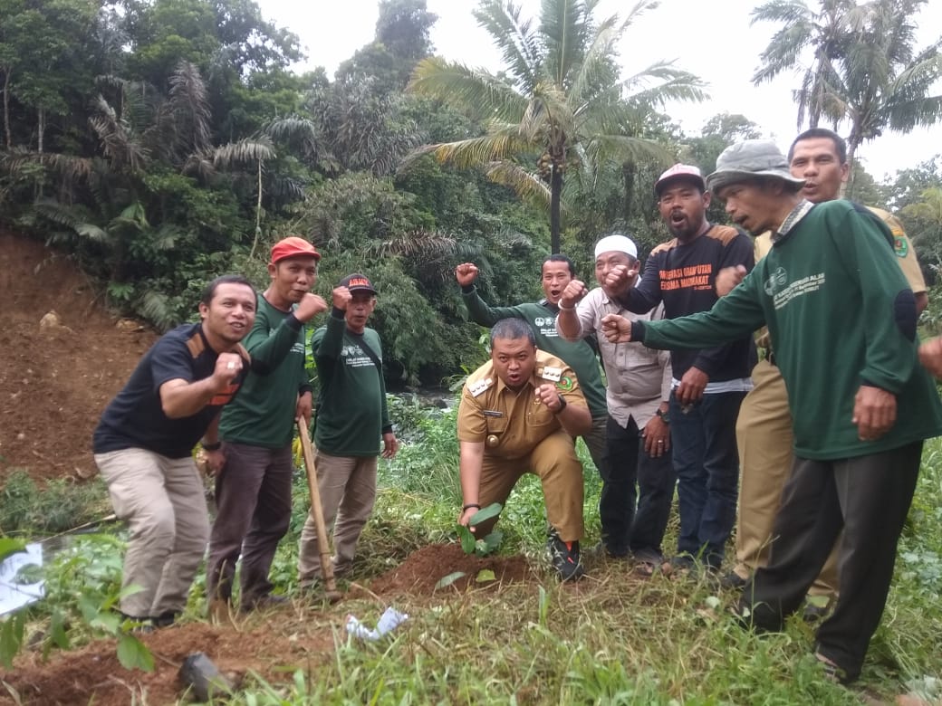 Berita Sore/Birong RT Teks poto: Bupati Tapanuli Selatan, Dolly Pasaribu bersama Kepala Dinas Lingkungan Hidup, Sekretaris Kecamatan Marancar, Ketua SHI Sumut dan Kader Konservasi Alam Tapanuli Selatan, menanam pohong di pinggir Sungai Aek Marancar, Selasa (22/11).