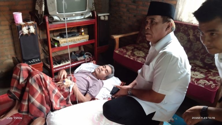 Teks foto; Bupati Madina HM Jafar Sukhairi Nasution meninjau warga terindikasi penderita tumor.