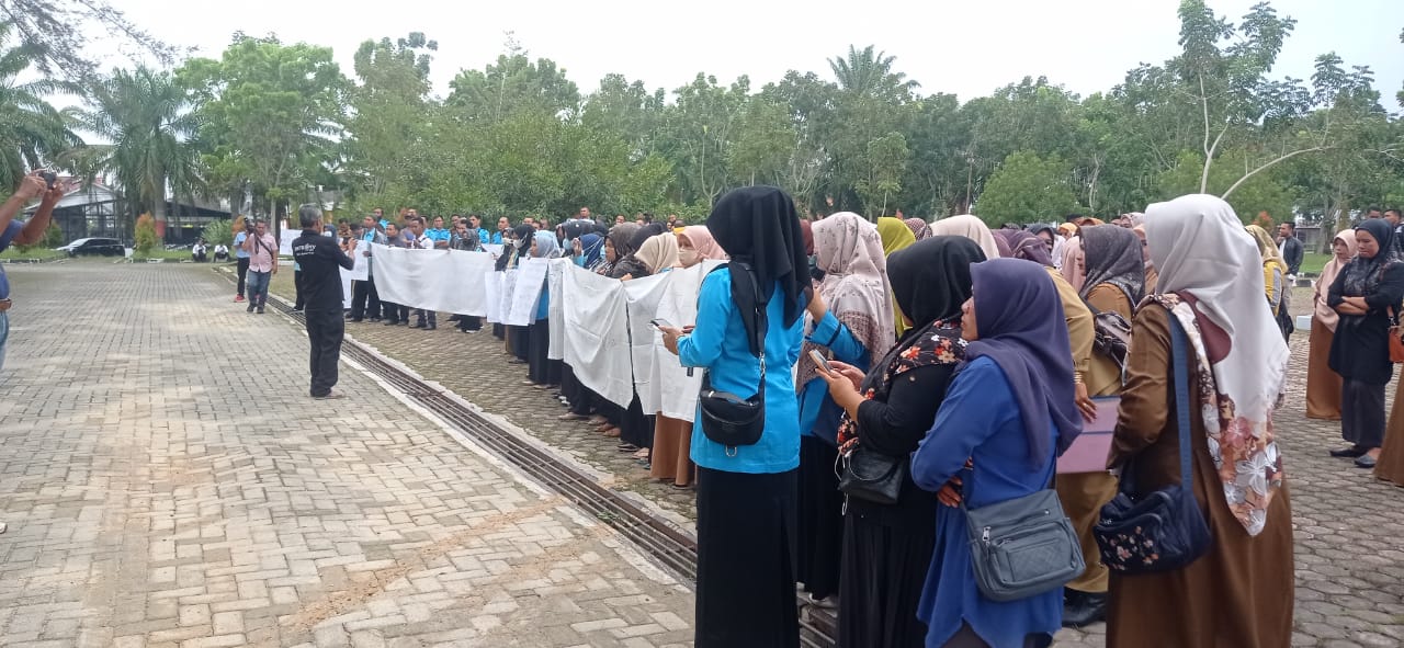 Teks foto : Tenaga PDPK Aceh Tamiang saat melakukan aksi damai di halaman gedung DPRK Aceh Tamiang.