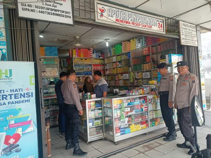 Waspada.id/dok Personel Polsek Panyabungan turun ke lapangan ke sejumlah apotek. Tidak boleh menjual dalam bentuk syrup.