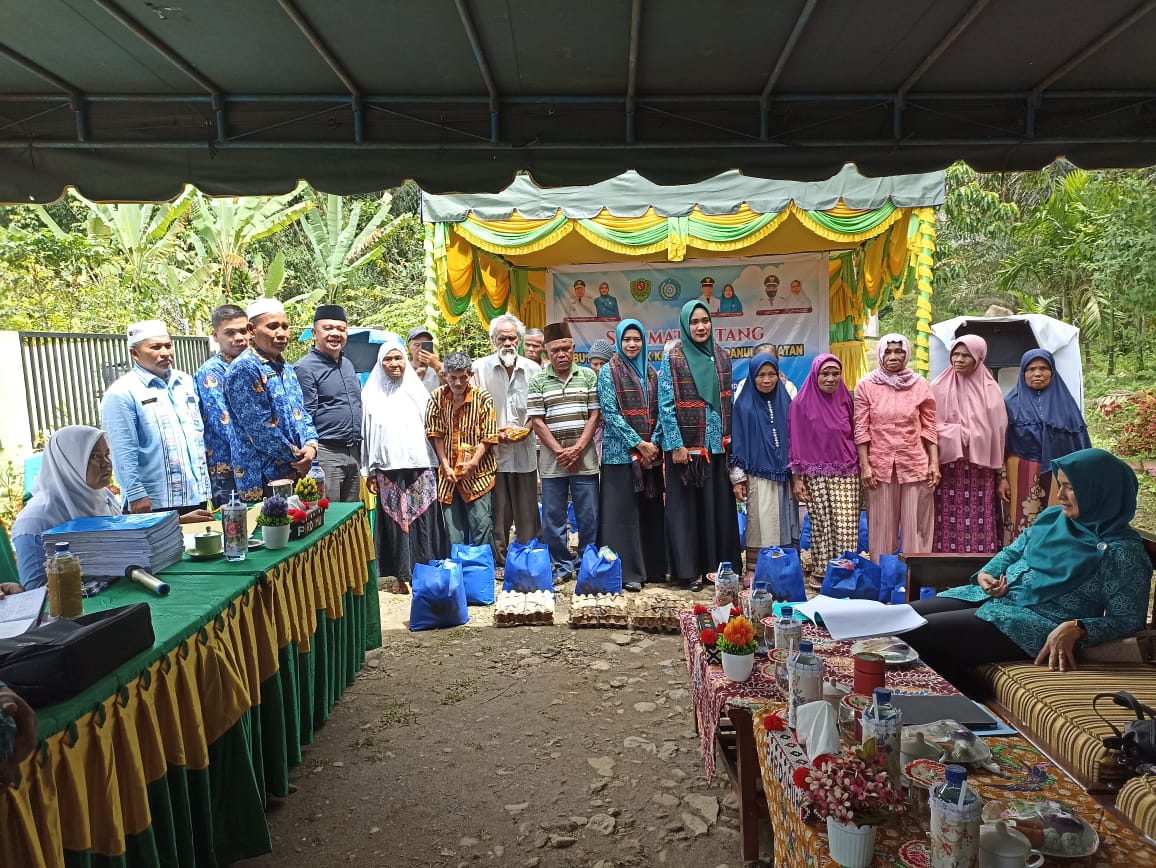 Berita Sore/Birong RT Ketua Tim Penggerak (TP) Pemberdayaan Kesejahteraan Keluarga (PKK) Kabupaten Tapanuli Selatan (Tapsel) Ny. Rosalina Dolly Pasaribu saat menyalurkan bantuan sosial kepada masyarakat.