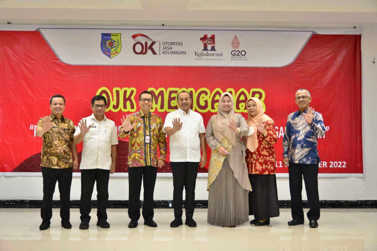 Bupati Batu Bara Ir.H.Zahir M.AP buka sosialisasi pelaku UMKM dan kaum ibu-ibu untuk bijak mengelola keuangan di Aula Singapore Land, Kecamatan Sei Balai Kabupaten Batu Bara Jumat (11/10/2022). beritasore/alirsyah
