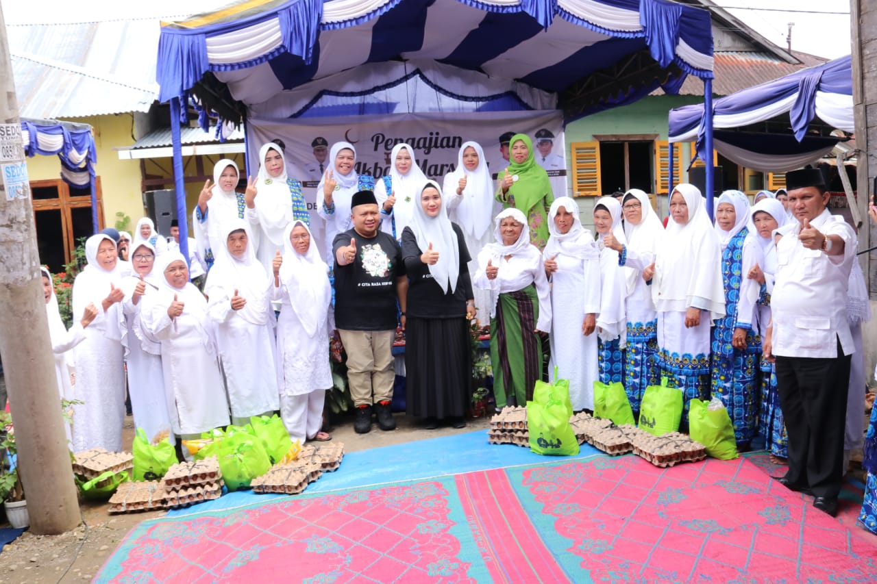 Berita Sore/Birong RT Bupati Tapanuli Selatan (Tapsel) H Dolly Pasaribu saat menghadiri Pengajian Akbar BKMT Marsada, di Desa Pangurabaan, Kecamatan Sipirok, Minggu (13/11).