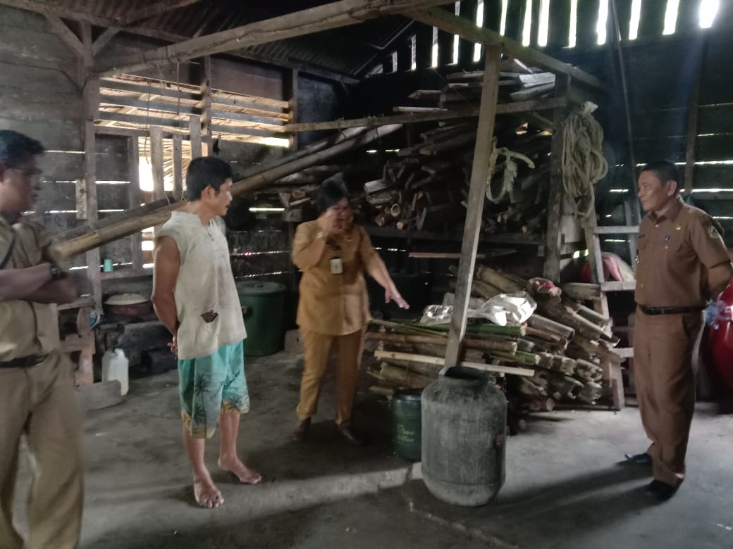 Kadis PeriKop dan UKM Kota Gunungsitoli Yarniwati Gulo meninjau Sarana pengolahan tuak suling.
