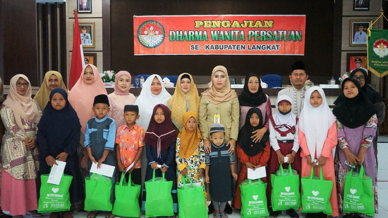 Foto /Beritasore/istKetua DWP Kabupaten Langkat, Hj Rina Wahyuni Marpaung Amril foto bersama usai menyantuni anak yatim , di ruang pola Kantor Bupati Langkat, Stabat, Selasa (8/11/2022).
