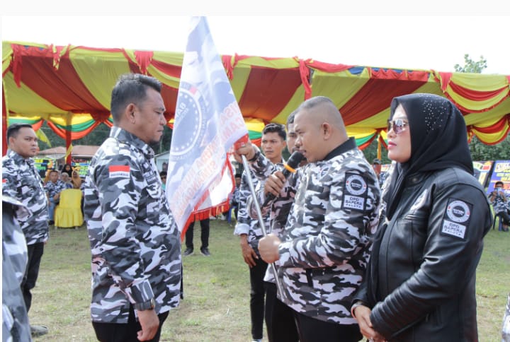 Benny Pratama Harahap, SH. menerima bendera Bapera dari Ketua DPD Bapera Paluta Asrul Ansori Siregar S.Kom, didampingi istri Hj.Maharani Junaida SH.