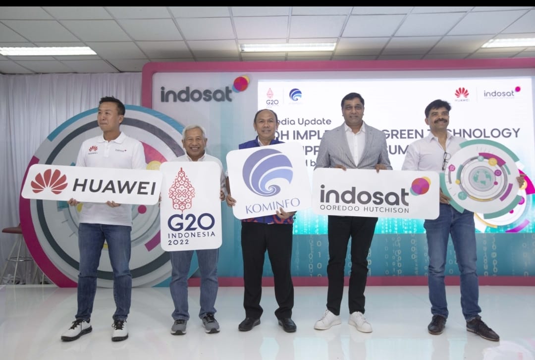 Berita Sore/ist President Director & CEO Indosat Ooredoo Hutchison Vikram Sinha (kedua dari kanan) saat acara Media Update Pengimplementasian Teknologi Ramah Lingkungan (green technology) dalam jaringan 5G di Bali, Jumat (11/10).