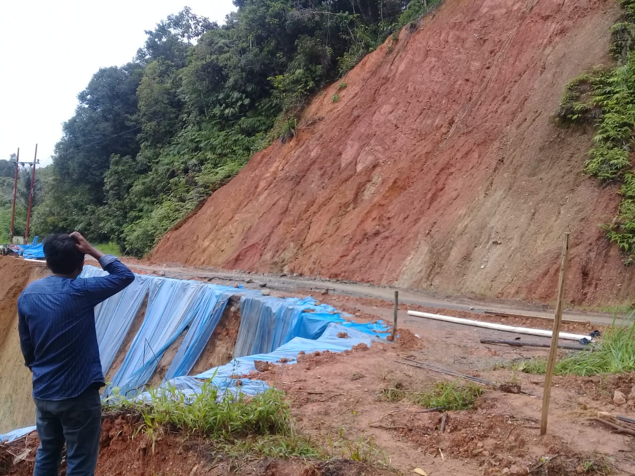 Waspada.id/Irham Hagabean Nasution Ruas jalan Panyabungan-Natal, Kab. Madina, sangat rawan longsor, lebih-lebih saat musim penghujan.