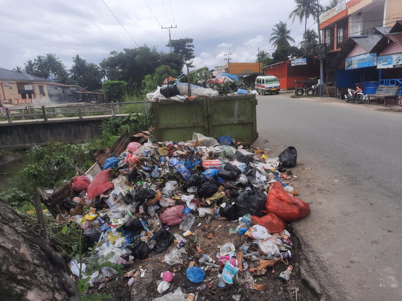 Waspada.id/Irham Hagabean Nasution Bak sampah tak mampu lagi menampung sehingga sampah berserakan di Jalan Lintas Timur, Panyabungan, Senin (14/11) sekira pukul 10.45.