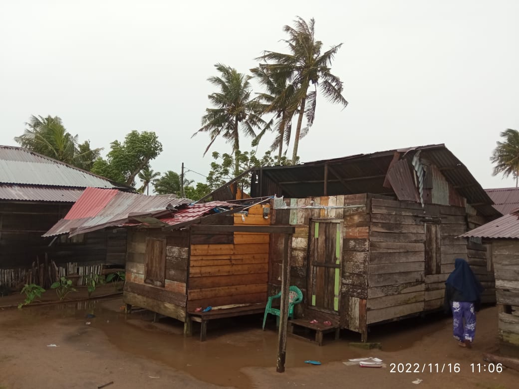 Angin putingbeliung menghancurkan 15 rumah di Desa Kuala Batahan, Kec. Batahan, Kab. Mandailing Natal.