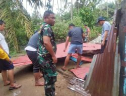 Masyarakat bergotongroyong dibantu personel dari kecamatan, Polsek dan Koramil, paska musibah angin putingbeliung menghancurkan 15 rumah.