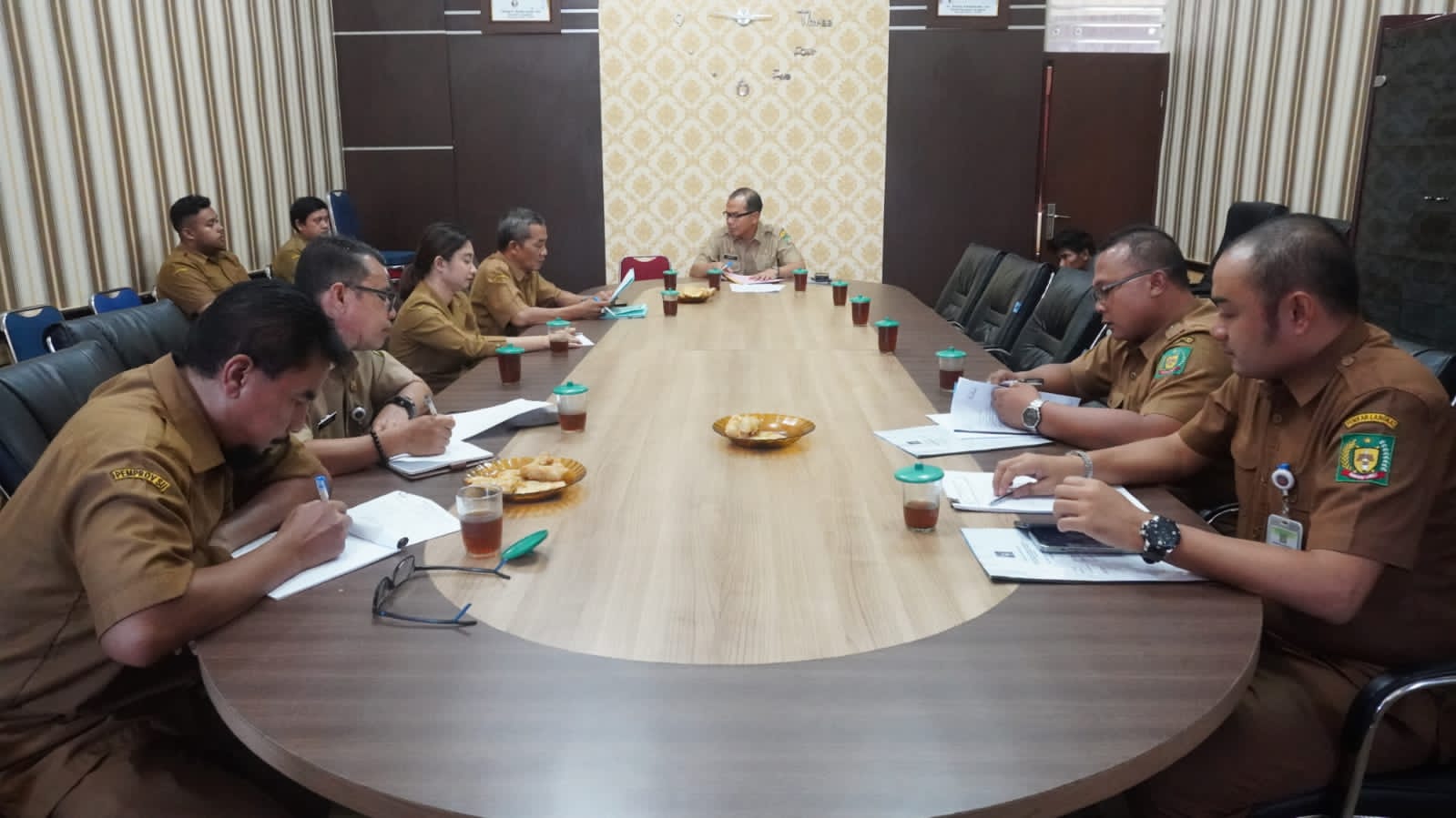 Beritasore/ist Plh Bupati Langkat H Amril SSos MAP pimpin rapat perubahan, di Kantor Bupati Langkat, Stabat, Selasa (8/11/2022).