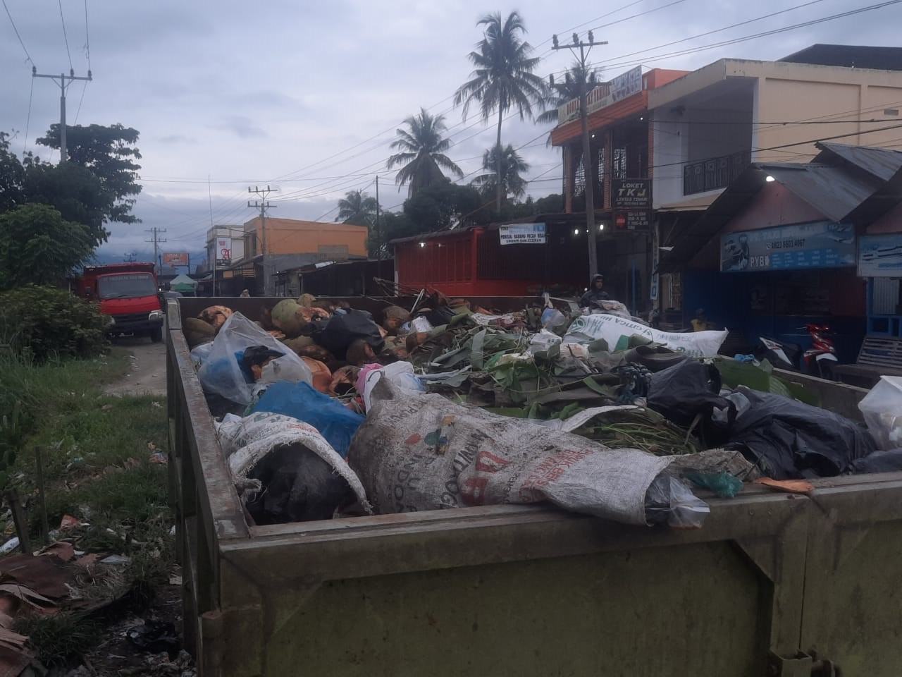 Waspada.id/Irham Hagabean Nasution Bak sampah besar luber di Jalan Lintas Timur, Panyabungan.