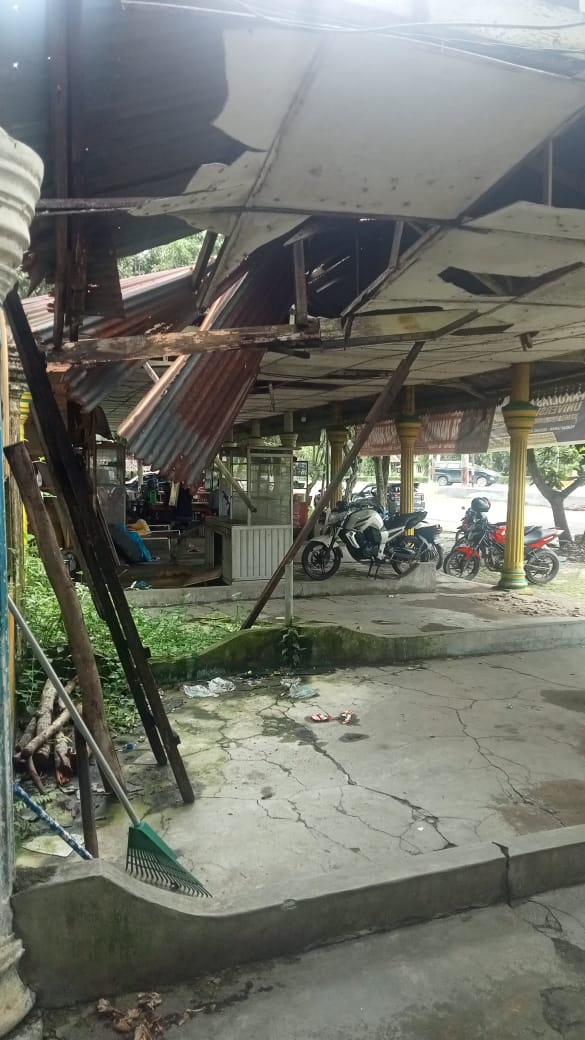 Teks fhoto kondisi warung nasi soto di Sei Bijangkar Kecamatan Sei Balai Kabupaten Batu Bara bangunan peninggalan Kabupaten Induk (Asahan) 1993.beritasore/alirsyah