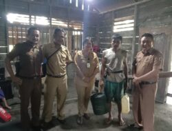 Foto bersama dengan perajin tuak suling ditempat pengolahan di dusun 3 Desa Dahana Gunungsitoli Idanoi Kota Gunungsitoli. Sarana pengolahan tuak suling.(tuonifaro-bahasa Nias).