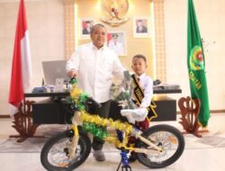 Bupati Tapsel Berikan Sepeda Bocah SD Usai Bertemu Jokowi
