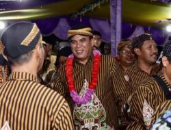 Bupati Madina Berpakaian Jawa Berbaur Dengan Warga Sinunukan