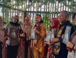 Pimpinan Radio Kardopa Beri Ulos Ketua IKWI Pusat