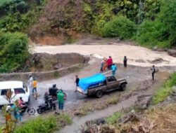 Aek Hatupangan Meluap,  Bebatuan Menimpa Jalan
