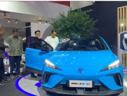 Presiden Jokowi dan Rombongan Kagumi  Mobil Elektrik Morris Garages di IIMS 2023