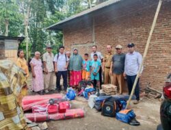 Pemkab Tapsel Serahkan Bantuan Korban Banjir Di Bintuju