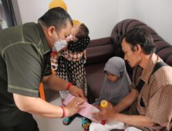 Bupati Dolly Beri Makanan Tambahan Anak Balita Di Puskesmas