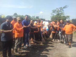 DPC Nasdem Gelar Gotong Royong di Desa Sunggal Kanan