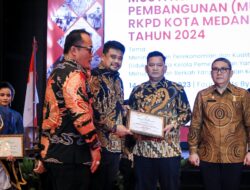 Bobby Serahkan Penghargaan Perangkat Daerah