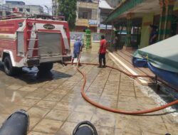 Sambut Ramadan, BKM Masjid Raya P.Brandan Gotong Royong Bersihkan Masjid